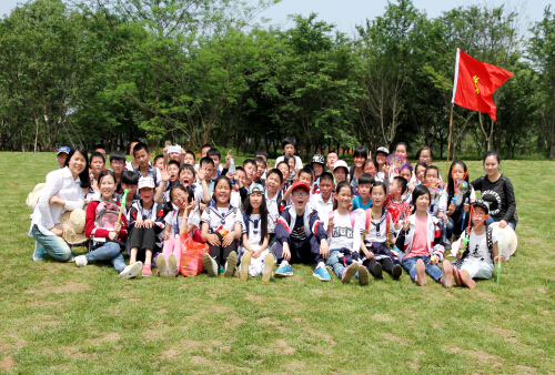 現(xiàn)外象湖校區(qū)組織學(xué)生開展春游活動(dòng)