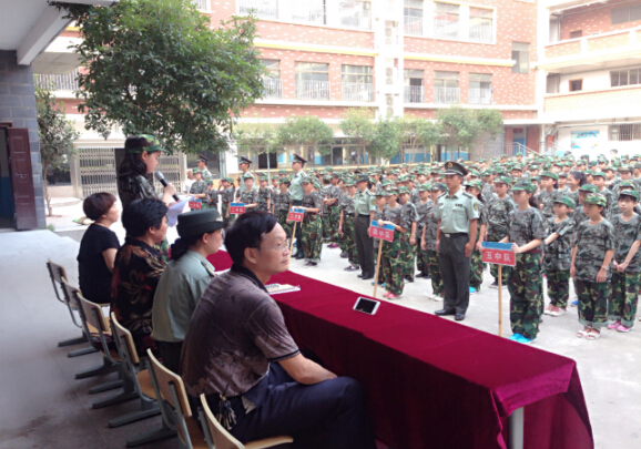 現(xiàn)外象湖校區(qū)舉行2016級初一新生軍訓(xùn)開營儀式